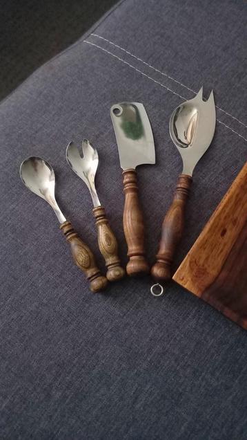 Houten bestekset met bordje, borrelplank beschikbaar voor biedingen