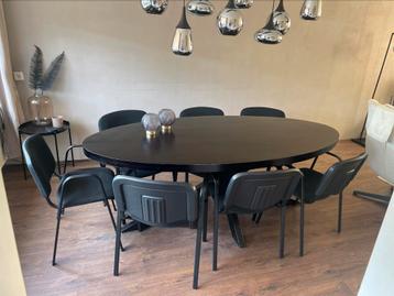 7 zwarte eettafel stoelen met armleuning beschikbaar voor biedingen