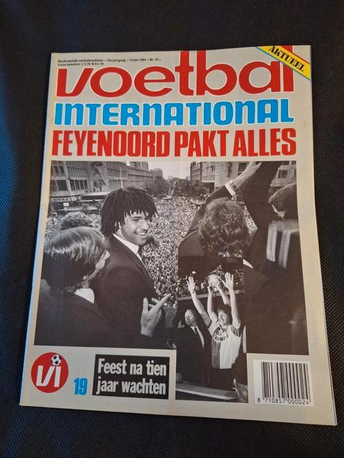 VI 1984 - Feyenoord terug aan de top + poster Diego Maradona, Verzamelen, Sportartikelen en Voetbal, Nieuw, Boek of Tijdschrift