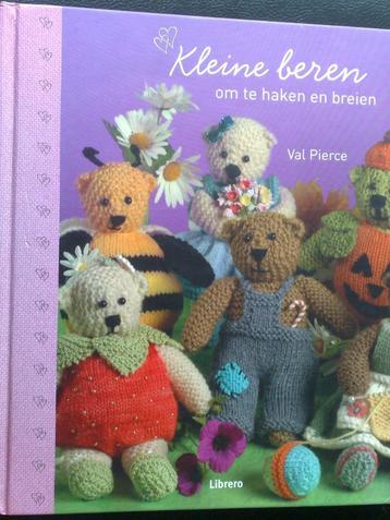 Boek = Kleine beren om te haken en breien - Val Pierce beschikbaar voor biedingen