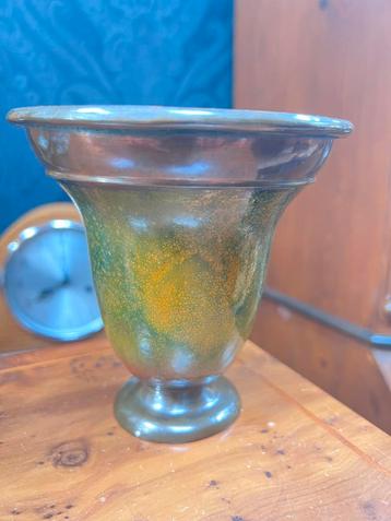 Art Deco Metalen Vaasje op Voet beschikbaar voor biedingen