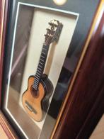Miniatuur Gitaar in Lijst, Antiek en Kunst, Ophalen of Verzenden