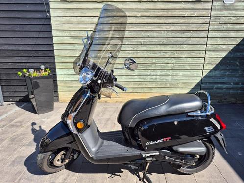 Kymco Like TT 25 km/h met alarm en 2 helmen, Fietsen en Brommers, Scooters | Kymco, Gebruikt, Like, Maximaal 25 km/u, Benzine