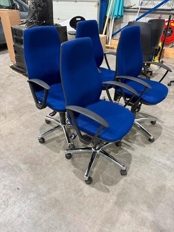 Blauwe bureaustoel in nette staat beschikbaar voor biedingen