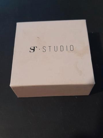 VITAGE RING IN ORIGINELE BOX, MERK STUDIO. beschikbaar voor biedingen