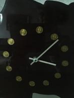 Surinaamse Houten Klok met Muntjes, Ophalen of Verzenden, Gebruikt, Analoog, Wandklok