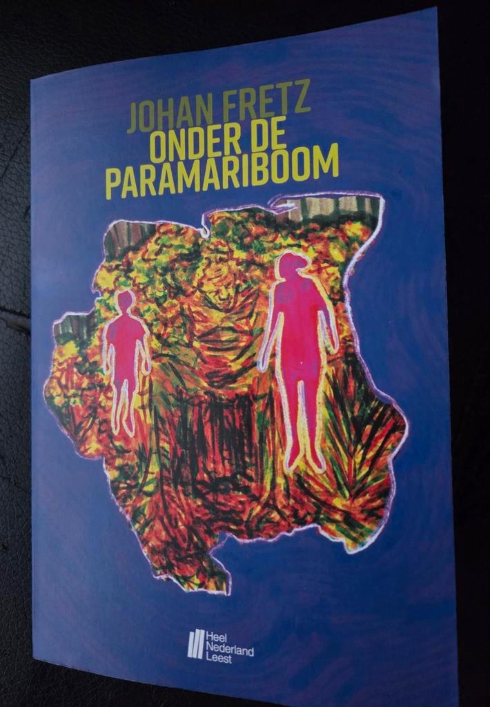 Boek Onder de Paramariboom - Johan Fretz - Heel NL leest '25, Boeken, Romans, Zo goed als nieuw, Nederland, Ophalen of Verzenden