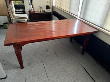 Mahonie houten eettafel beschikbaar voor biedingen