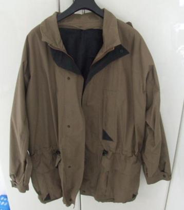 Diverse militaire kledingstukken beschikbaar voor biedingen