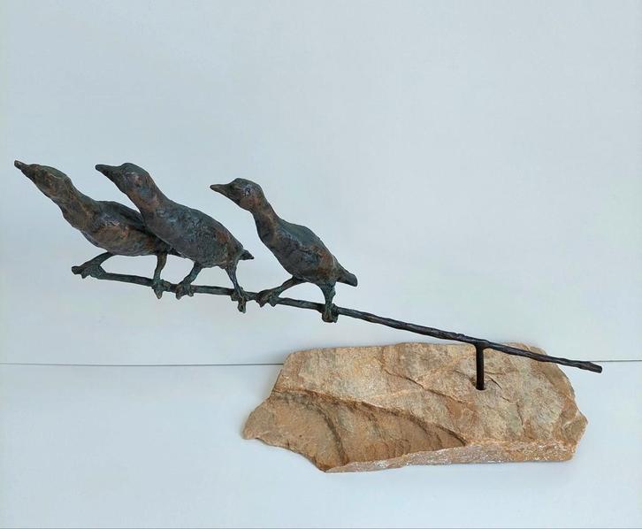 Bronzen Sculptuur Vogels op tak. Brons Beeld op natuursteen, Antiek en Kunst, Kunst | Beelden en Houtsnijwerken, Ophalen