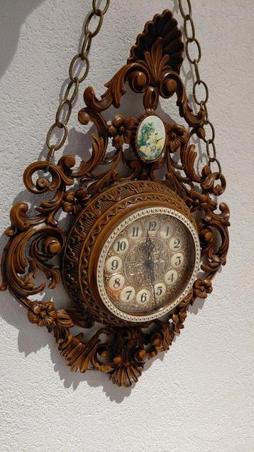 Antieke Houten Hangklok met Ketting beschikbaar voor biedingen