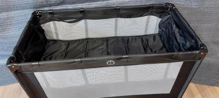 Campingbedje 120x60 + Bodemverhoger, Kinderen en Baby's, Boxen, Zo goed als nieuw, Rechthoekig, In hoogte verstelbaar, Wieltjes