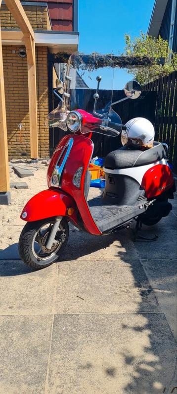 Rood/witte Kymco New Sento, inclusief helm en kettingslot beschikbaar voor biedingen