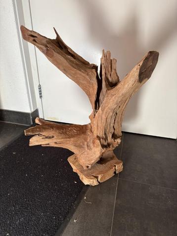 Uniek houten ornament op voet beschikbaar voor biedingen