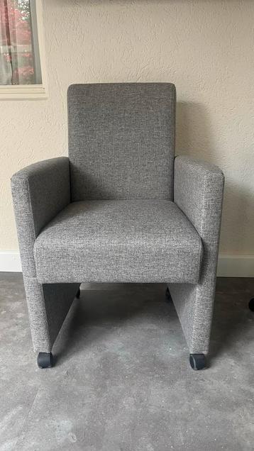 Elegante fauteuil op wieltjes - slank design beschikbaar voor biedingen