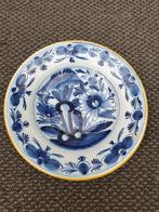 Delfts Blauw Bord met Bloemmotief, Antiek en Kunst, Antiek | Wandborden en Tegels, Ophalen of Verzenden