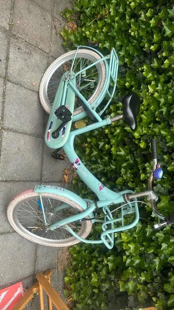 22 inch meisjes fiets wat kleine roestplekken beschikbaar voor biedingen