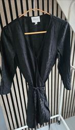 Zgan jurkje Sezane zijde overslag kort maat 38, Kleding | Dames, Jurken, Zwart, Ophalen of Verzenden, Zo goed als nieuw, Maat 36 (S)