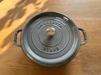 Staub La Cocotte 26 cm grijs, Huis en Inrichting, Keuken | Potten en Pannen, Ophalen of Verzenden, Zo goed als nieuw, Koekenpan of Braadpan