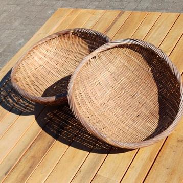 Set van 2 rieten schalen beschikbaar voor biedingen