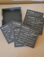 6 houten onderzetters met tekst in houder, Huis en Inrichting, Woonaccessoires | Onderzetters, Ophalen of Verzenden, Zo goed als nieuw