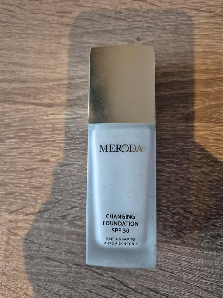 Meroda Foundation spf30, Sieraden, Tassen en Uiterlijk, Uiterlijk | Cosmetica en Make-up, Zo goed als nieuw, Gehele gezicht, Beige