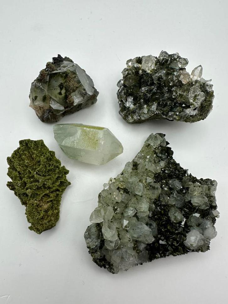 Verzameling Epidoot op kwarts – Hakkari, Turkije, Verzamelen, Mineralen en Fossielen, Mineraal, Ophalen of Verzenden