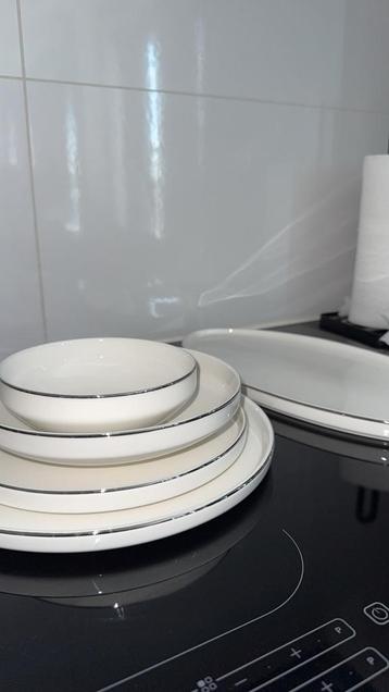 Servies set 12 persoons beschikbaar voor biedingen