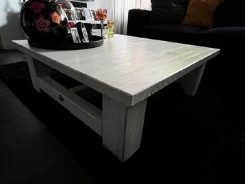Robuuste witte salontafel 100x100cm beschikbaar voor biedingen