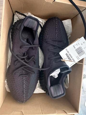 originele Adidas Yeezy Boost 350 V2 in de kleur Triple Black beschikbaar voor biedingen