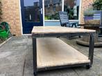 Industriële salontafel op wieltjes met plank, Huis en Inrichting, Tafels | Salontafels, Ophalen, Gebruikt, 100 tot 150 cm, 50 tot 100 cm