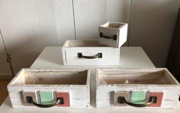 4x Houten waterdichte Plantenbakken, samen voor €3,- beschikbaar voor biedingen