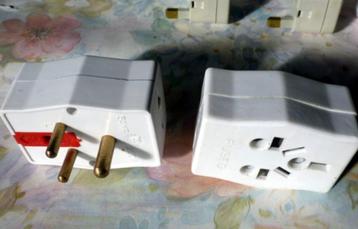 Engelse en Zuid Afrika. Vijftien 3-pin netstoom adapters  beschikbaar voor biedingen