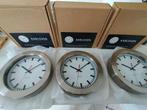 2x NIEUWE Karlsson Stationsklokken 20 cm tijdloos design, Ophalen, Nieuw, Analoog, Wandklok