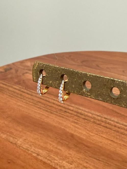 Missoma Claw Pave Huggies goud 2 paar prijs per paar, Sieraden, Tassen en Uiterlijk, Oorbellen, Zo goed als nieuw, Goud, Ophalen of Verzenden