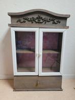 Houten wandkastje met glazen deurtjes en bloemenprint, Huis en Inrichting, Ophalen, 50 tot 100 cm, Glas, Minder dan 100 cm