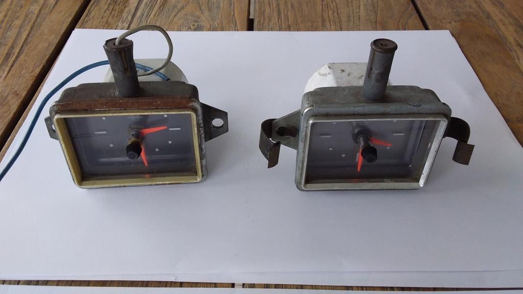 2X UURWERKEN KLOKJES VOOR OLDTIMER AUTO'S, Auto-onderdelen, Ophalen of Verzenden