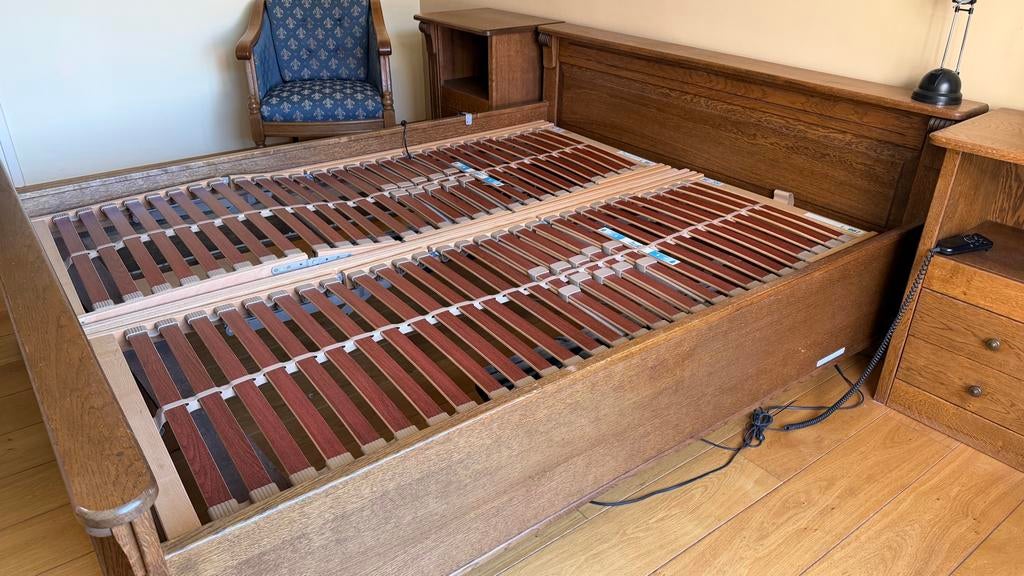 Massief eiken tweepersoonsbed met verstelbare lattenbodems, Huis en Inrichting, Ophalen, Bruin, Tweepersoons, 200 cm