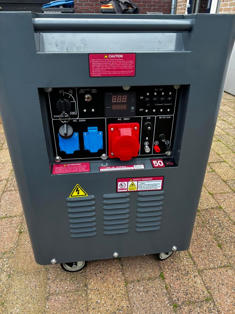 Stille Diesel Aggregaat 9.5kW 220/380V 50Hz, Ophalen, Dieselolie, Geluidgedempt, Zo goed als nieuw