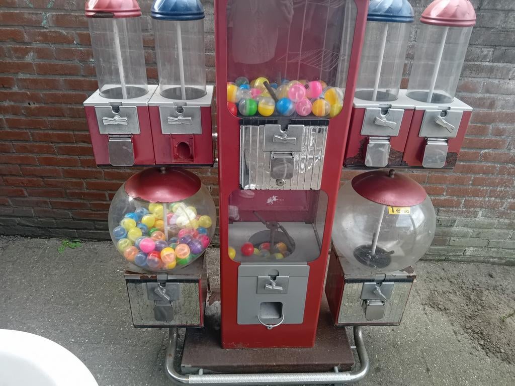 Grote kauwgom ballen machine, Ophalen