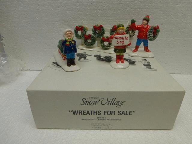 department 56 wreaths for sale kerstdorp poppetjes figurines, Diversen, Kerst, Zo goed als nieuw, Ophalen of Verzenden