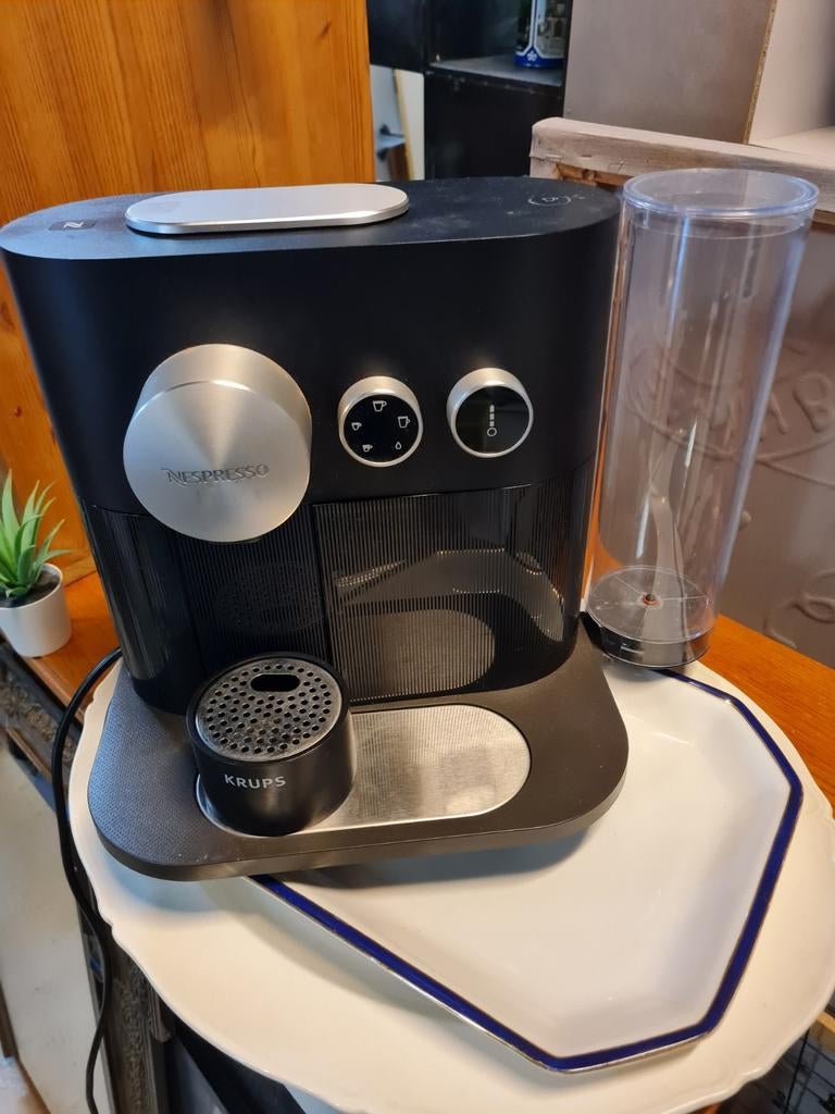 Nespresso Krups XN600 Essenza Plus Koffiemachine Zwart, Ophalen, Info@krups.com, Koffiemachine, Groupe SEB - 53104 Mayenne - France