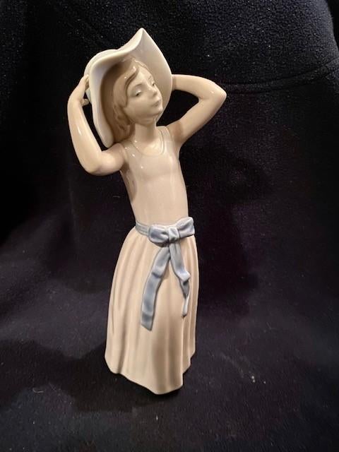 Lladro Hoed passen..., Verzamelen, Beelden en Beeldjes, Ophalen of Verzenden, Zo goed als nieuw, Mens