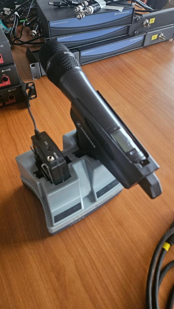 1x Sennheiser L2015 oplader + 2x LA2 hendheld adapters (x2), Muziek en Instrumenten, Microfoons, Gebruikt, Overige typen, Ophalen of Verzenden