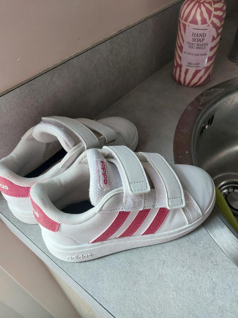 Adidas sneakers gymschoenen maat 26, Kinderen en Baby's, Kinderkleding | Schoenen en Sokken, Ophalen, Adidas, Meisje, Sportschoenen