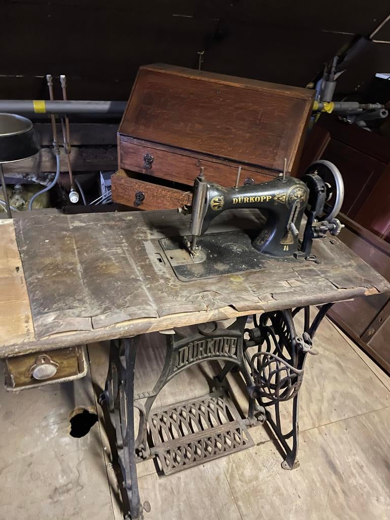 Dürkopp naaimachine op tafel, Ophalen