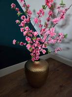 Grote gouden vaas met kunst bloesem takken, Ophalen