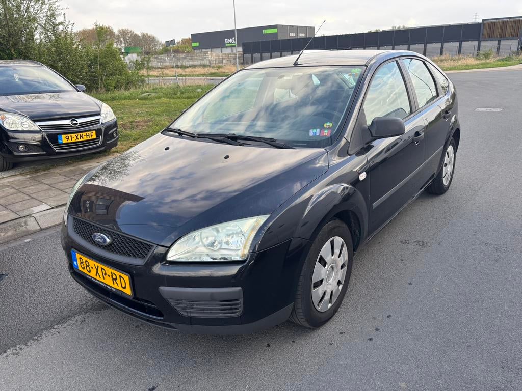 Ford Focus 1.6 74KW 5D 2007 Zwart Nieuwe APK!, 1596 cc, 15 km/l, 4 cilinders, Origineel Nederlands