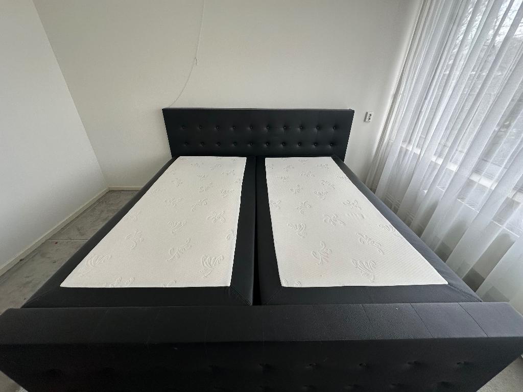 Swiss Sense boxspring bed 2m x 2m met matrassen & topmatras, Ophalen, Gebruikt, Zwart, Tweepersoons