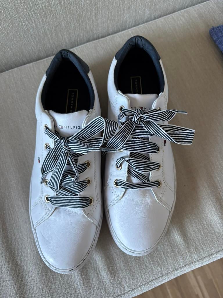 Tommy hilfiger sneaker wit met donkerblauw maat 41, Verzenden, Wit, Sneakers of Gympen, Zo goed als nieuw